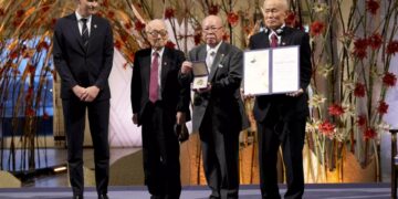 SUPERVIVIENTES DE HIROSHIMA Y NAGASAKI ROMPEN EN LLANTO AL RECIBIR EL PREMIO NOBEL DE LA PAZ 2 SUPERVIVIENTES DE HIROSHIMA Y NAGASAKI ROMPEN EN LLANTO AL RECIBIR EL PREMIO NOBEL DE LA PAZ