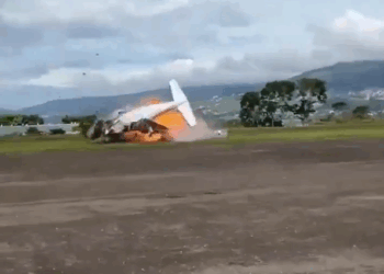 TRAGEDIA AÉREA EN VENEZUELA; AVIONETA GIRA EN DESPEGUE Y SE DESPLOMA EN LA PISTA.