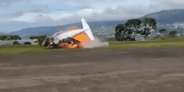 TRAGEDIA AÉREA EN VENEZUELA; AVIONETA GIRA EN DESPEGUE Y SE DESPLOMA EN LA PISTA. 2 TRAGEDIA AÉREA EN VENEZUELA; AVIONETA GIRA EN DESPEGUE Y SE DESPLOMA EN LA PISTA.
