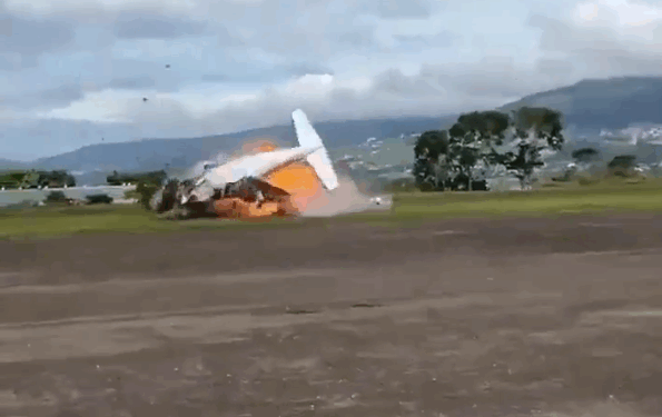 TRAGEDIA AÉREA EN VENEZUELA; AVIONETA GIRA EN DESPEGUE Y SE DESPLOMA EN LA PISTA. 1 TRAGEDIA AÉREA EN VENEZUELA; AVIONETA GIRA EN DESPEGUE Y SE DESPLOMA EN LA PISTA.