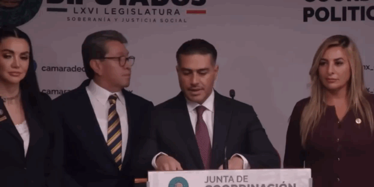 PELEAN DIPUTADAS POR ESTAR A UN LADO DE GARCÍA HARFUCH; MORENISTAS ARMAN ESCENA EN CÁMARA DE DIPUTADOS 1 PELEAN DIPUTADAS POR ESTAR A UN LADO DE GARCÍA HARFUCH; MORENISTAS ARMAN ESCENA EN CÁMARA DE DIPUTADOS