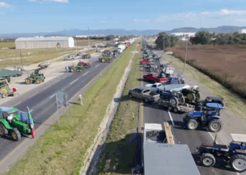 BLOQUEAN CAMPESINOS 33 PUNTOS EN CARRETERAS Y 13 CASETAS DE COBRO; EXIGEN AJUSTAR PRECIO AL MAÍZ