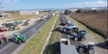BLOQUEAN CAMPESINOS 33 PUNTOS EN CARRETERAS Y 13 CASETAS DE COBRO; EXIGEN AJUSTAR PRECIO AL MAÍZ