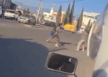 AL ESTILO ‘STREET FIGHTER’, CON TODO Y ATAQUES DE FUEGO; PELEAN TRAGA FUEGOS Y LIMPIAVIDRIOS EN CRUCERO