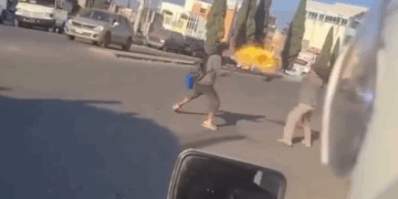 AL ESTILO ‘STREET FIGHTER’, CON TODO Y ATAQUES DE FUEGO; PELEAN TRAGA FUEGOS Y LIMPIAVIDRIOS EN CRUCERO 2 AL ESTILO ‘STREET FIGHTER’, CON TODO Y ATAQUES DE FUEGO; PELEAN TRAGA FUEGOS Y LIMPIAVIDRIOS EN CRUCERO