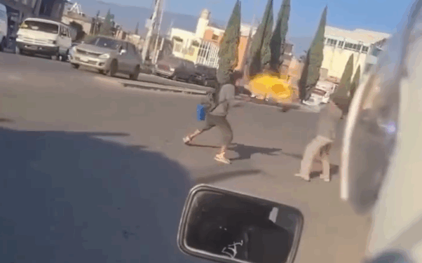 AL ESTILO ‘STREET FIGHTER’, CON TODO Y ATAQUES DE FUEGO; PELEAN TRAGA FUEGOS Y LIMPIAVIDRIOS EN CRUCERO 1 AL ESTILO ‘STREET FIGHTER’, CON TODO Y ATAQUES DE FUEGO; PELEAN TRAGA FUEGOS Y LIMPIAVIDRIOS EN CRUCERO