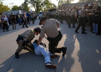 CHICAGO ESTABLECE ‘ZONAS LIBRES DE ICE’ PARA PROHIBIR REDADAS EN ESPACIOS PÚBLICOS