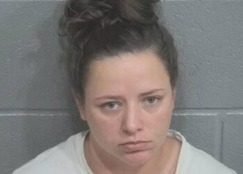 MAESTRA DE KENTUCKY ES ACUSADA DE EXHIBICIÓN Y DE PLANEAR UN ENCUENTRO ÍNTIMO CON UN ESTUDIANTE