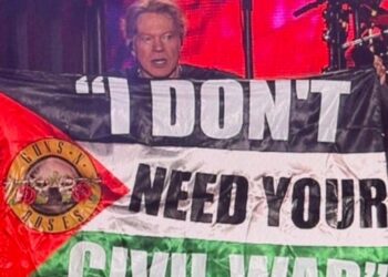 AXL ROSE GENERA POLÉMICA AL ONDEAR BANDERA PALESTINA EN CONCIERTO