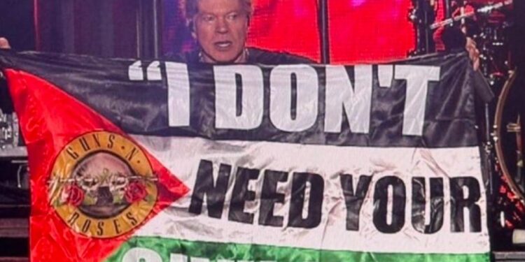 AXL ROSE GENERA POLÉMICA AL ONDEAR BANDERA PALESTINA EN CONCIERTO