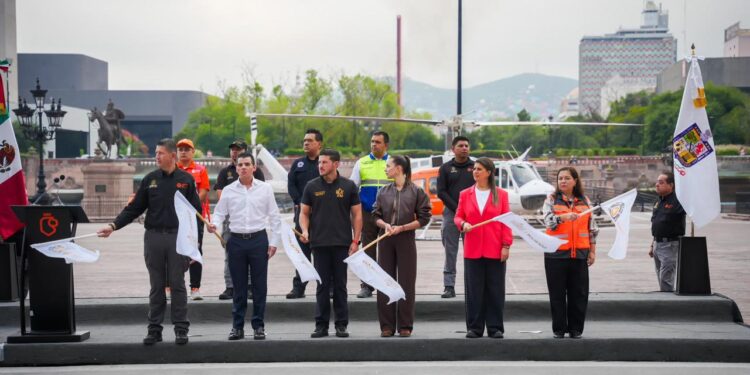 ENVÍA NUEVO LEÓN AYUDA A VERACRUZ; SALE CARGAMENTO CON 20 TONELADAS DE ALIMENTOS Y RESCATISTAS