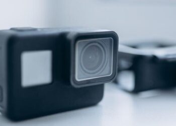 JUEZA ORDENA QUE AGENTES FEDERALES DE INMIGRACIÓN EN CHICAGO USEN CÁMARAS CORPORALES