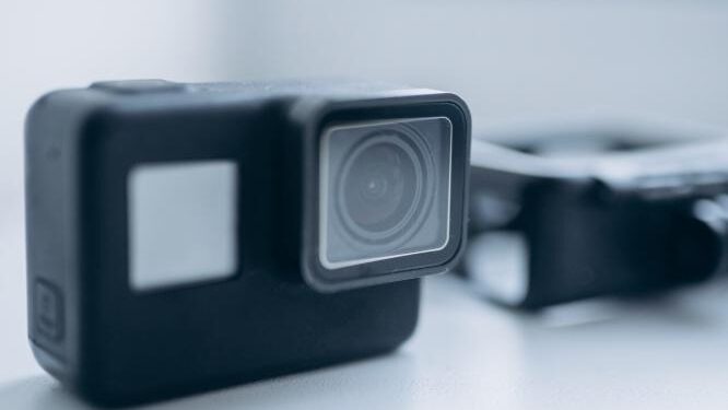 JUEZA ORDENA QUE AGENTES FEDERALES DE INMIGRACIÓN EN CHICAGO USEN CÁMARAS CORPORALES