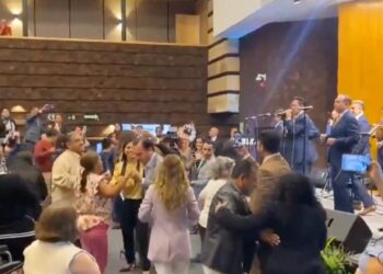 ARMAN DIPUTADOS FIESTÓN EN CONGRESO; TRAS PLEITOS LEGISLATIVOS SE PONEN A BAILAR AL RITMO DE LA SONORA SANTANERA.