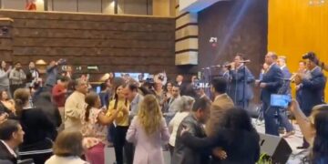 ARMAN DIPUTADOS FIESTÓN EN CONGRESO; TRAS PLEITOS LEGISLATIVOS SE PONEN A BAILAR AL RITMO DE LA SONORA SANTANERA. 4 ARMAN DIPUTADOS FIESTÓN EN CONGRESO; TRAS PLEITOS LEGISLATIVOS SE PONEN A BAILAR AL RITMO DE LA SONORA SANTANERA.