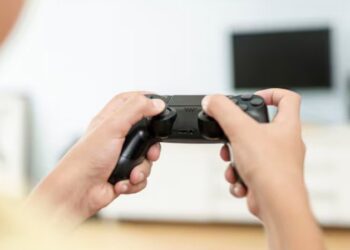 NIÑO AMENAZA CON LLAMAR A LA POLICÍA TRAS DESCUBRIR QUE SU PADRE COMPRÓ ZAPATOS Y NO UNA CONSOLA