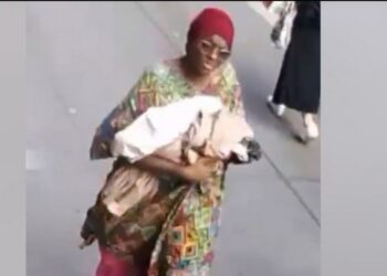 MADRE ABANDONA A SU BEBÉ RECIÉN NACIDA EN UNA ESTACIÓN DE METRO; VÍDEO DE VIGILANCIA PERMITIÓ SU IDENTIFICACIÓN Y ARRESTO