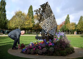 REY CARLOS III INAUGURA MONUMENTO EN HONOR AL PERSONAL MILITAR LGBT EN REINO UNIDO