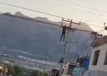 TREPA A POSTE DE LUZ, SUFRE DESCARGA DE 13 MIL VOLTIOS Y CAE