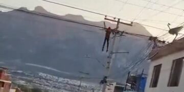 TREPA A POSTE DE LUZ, SUFRE DESCARGA DE 13 MIL VOLTIOS Y CAE 2 TREPA A POSTE DE LUZ, SUFRE DESCARGA DE 13 MIL VOLTIOS Y CAE