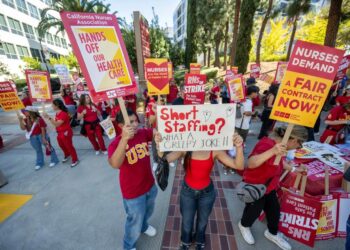 MÁS DE 1 400 ENFERMERAS INICIAN HUELGA DE 24 HORAS EN DOS HOSPITALES DE USC EN LOS ÁNGELES