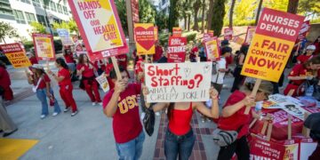 MÁS DE 1 400 ENFERMERAS INICIAN HUELGA DE 24 HORAS EN DOS HOSPITALES DE USC EN LOS ÁNGELES 3 MÁS DE 1 400 ENFERMERAS INICIAN HUELGA DE 24 HORAS EN DOS HOSPITALES DE USC EN LOS ÁNGELES