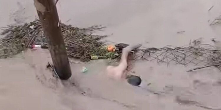 VAN 44 MUERTOS POR INUNDACIONES EN VERACRUZ Y OTROS ESTADOS DEL PAÍS.