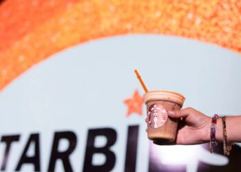 STARBUCKS Y TAYLOR SWIFT CELEBRAN EL LANZAMIENTO DE “THE LIFE OF A SHOWGIRL”