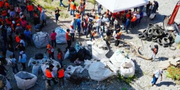 LE ENTRA AMAZON A LIMPIEZA DEL RÍO SANTA CATARINA; ASISTEN AL VOLUNTARIADO DE PARTICIPACIÓN CIUDADANA 2 img 4558