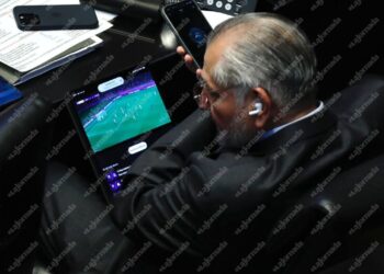 PRIORIDADES EN EL SENADO; CAPTAN A ADÁN AUGUSTO VIENDO LA CHAMPIONS EN COMPARECENCIA