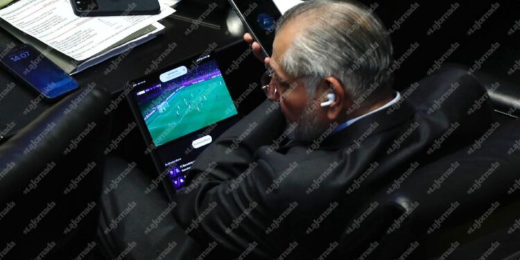 PRIORIDADES EN EL SENADO; CAPTAN A ADÁN AUGUSTO VIENDO LA CHAMPIONS EN COMPARECENCIA 1 PRIORIDADES EN EL SENADO; CAPTAN A ADÁN AUGUSTO VIENDO LA CHAMPIONS EN COMPARECENCIA