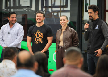 REFUERZAN MOVILIDAD DE SALINAS CON NUEVOS CAMIONES; RECIBE RAÚL CANTÚ DE LA GARZA 25 UNIDADES VERDES.