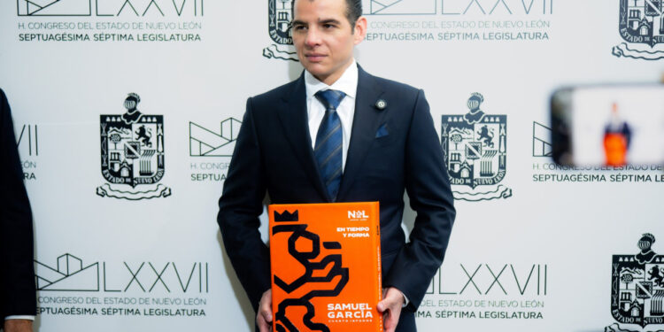 ENTREGA MIKE FLORES CUARTO INFORME AL CONGRESO LOCAL.