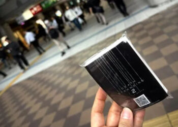 HIDEO KOJIMA INTENTA PROMOCIONAR DEATH STRANDING 2 CON PAÑUELOS EN LA CALLE, PERO LA CAMPAÑA FRACASA