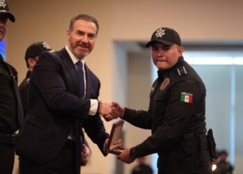 CONDECORA ADRIÁN A POLICÍAS Y TRÁNSITOS