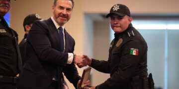 CONDECORA ADRIÁN A POLICÍAS Y TRÁNSITOS 2 CONDECORA ADRIÁN A POLICÍAS Y TRÁNSITOS