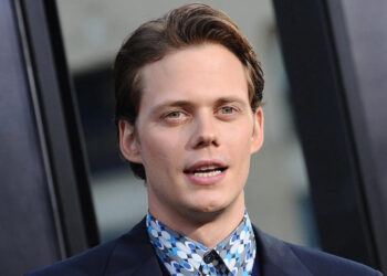 BILL SKARSGÅRD ATERRORIZA AL ELENCO DE “IT: BIENVENIDOS A DERRY” CON SU IMPACTANTE REGRESO COMO PENNYWISE
