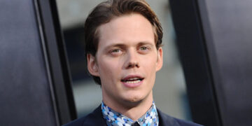 BILL SKARSGÅRD ATERRORIZA AL ELENCO DE “IT: BIENVENIDOS A DERRY” CON SU IMPACTANTE REGRESO COMO PENNYWISE 2 BILL SKARSGÅRD ATERRORIZA AL ELENCO DE “IT: BIENVENIDOS A DERRY” CON SU IMPACTANTE REGRESO COMO PENNYWISE