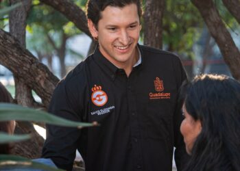 ENTREGA DAVID ELIZONDO LENTES GRATUITOS; ARMA REGIDOR NARANJA BRIGADA EN COLONIA AZTECA