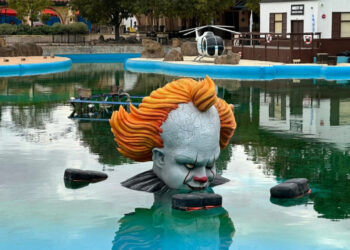 PENNYWISE LLEGA AL PARQUE WARNER EN UN TERRORÍFICO EVENTO DE HALLOWEEN