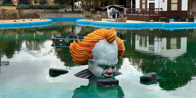 PENNYWISE LLEGA AL PARQUE WARNER EN UN TERRORÍFICO EVENTO DE HALLOWEEN