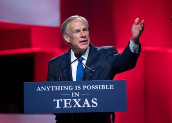 GREG ABBOTT AMENAZA CON IMPONER UN ARANCEL DEL 100 % A NEOYORQUINOS QUE SE MUDEN A TEXAS
