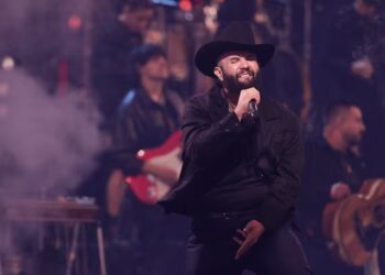 CARÍN LEÓN RINDE EMOTIVO HOMENAJE A JUAN GABRIEL DURANTE SU CONCIERTO EN BOGOTÁ