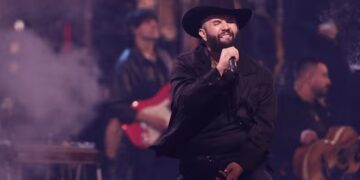 CARÍN LEÓN RINDE EMOTIVO HOMENAJE A JUAN GABRIEL DURANTE SU CONCIERTO EN BOGOTÁ