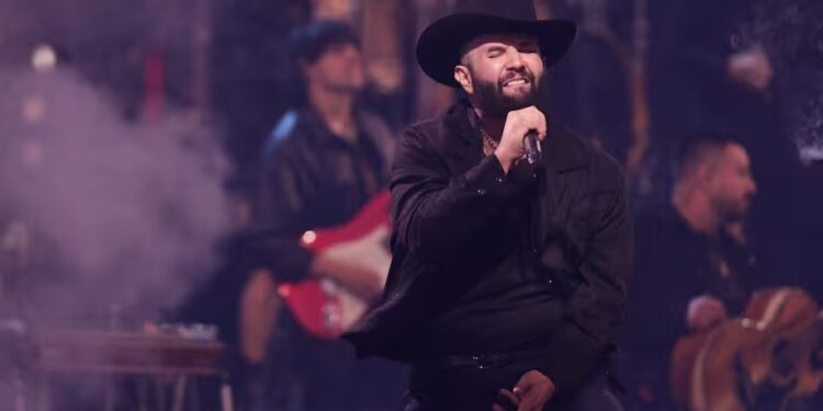 CARÍN LEÓN RINDE EMOTIVO HOMENAJE A JUAN GABRIEL DURANTE SU CONCIERTO EN BOGOTÁ