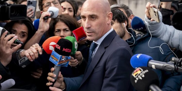LUIS RUBIALES REAFIRMA QUE NO PEDIRÁ PERDÓN A JENNI HERMOSO POR EL BESE QUE AFIRMA FUE CONSENSUADO