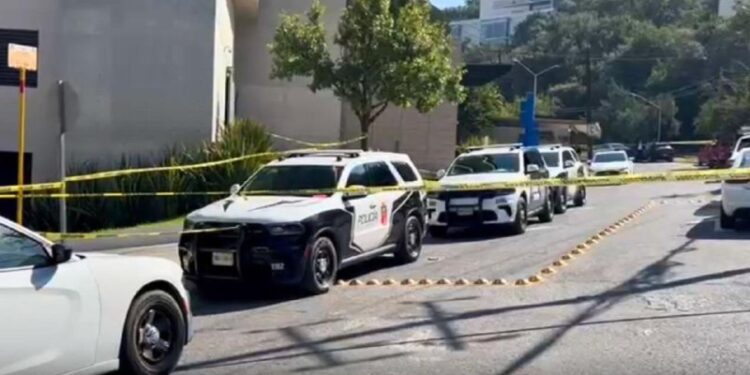 MUERE MUJER AL CAER DE SEXTO PISO EN SAN PEDRO; EMPLEADA DOMÉSTICA PRESUNTAMENTE PERDIÓ EL EQUILIBRIO AL LIMPIAR UNA VENTANA