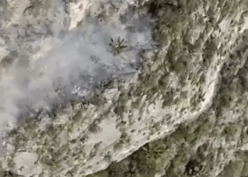 COMBATEN POR AIRE Y TIERRA INCENDIO EN CERRO DE LAS MITRAS; ATACAN BRIGADISTAS DE PROTECCIÓN CIVIL DEL ESTADO SINIESTRO