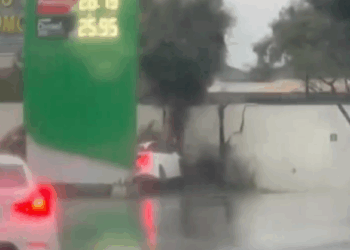 CHOCA CONTRA MURO EN CONSTITUCIÓN Y SE IMPACTA EN GASOLINERA