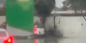 CHOCA CONTRA MURO EN CONSTITUCIÓN Y SE IMPACTA EN GASOLINERA